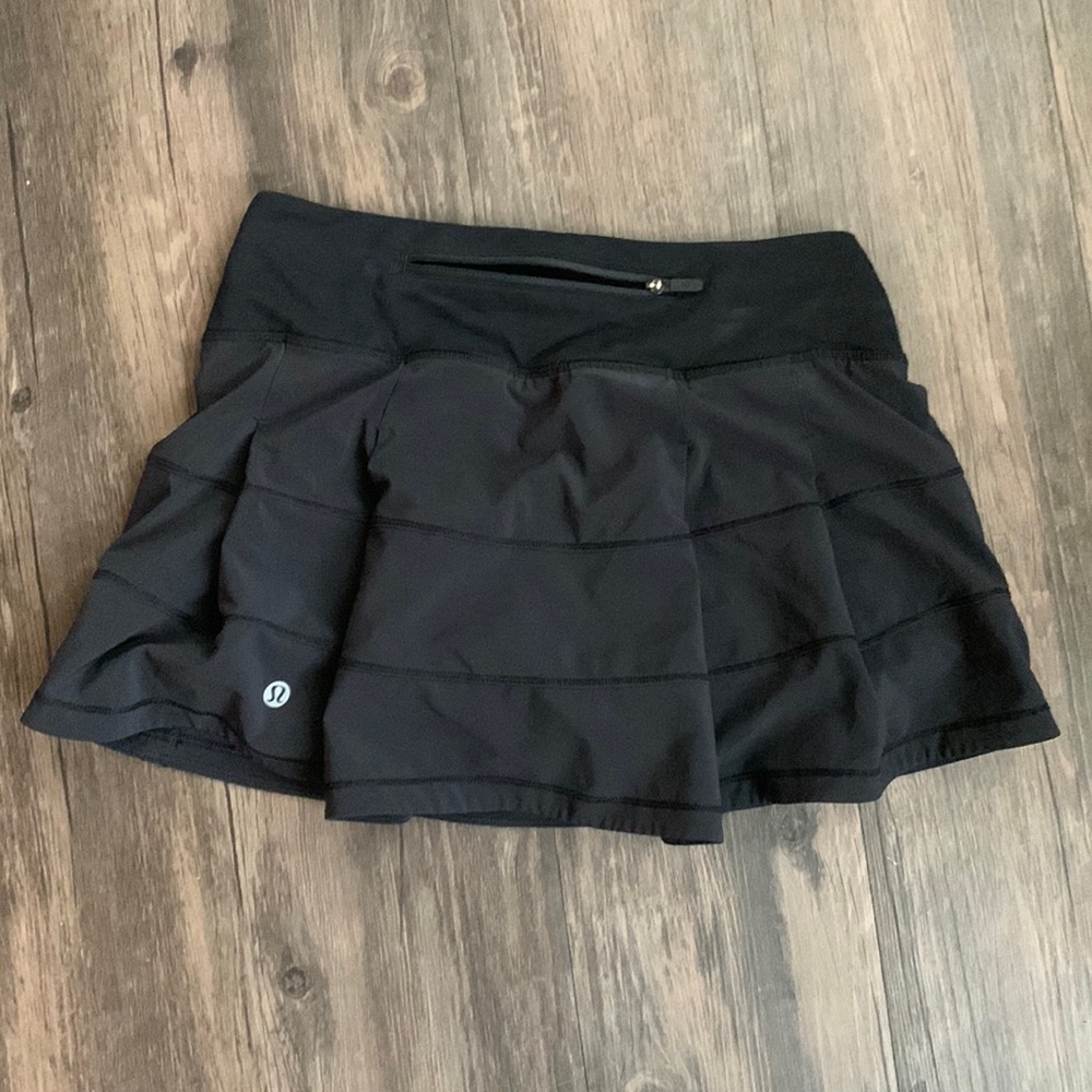 Black lulu lemon skirt in size 4